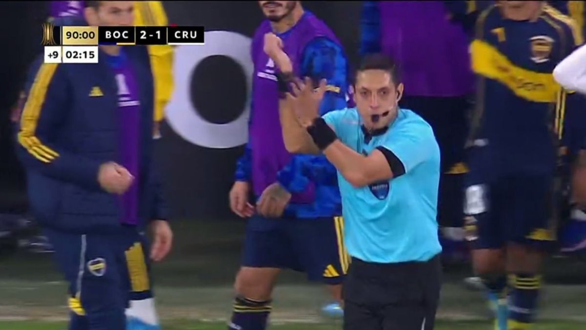 Conmebol dio a conocer los audio del VAR de Boca-Cruzeiro: qué se dijo sobre el gol anulado y la mano de Lucas Romero