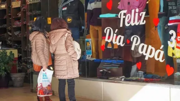 Descuentos, cuotas y aguinaldo no alcanzaron: las ventas minoristas cayeron en todos los rubros