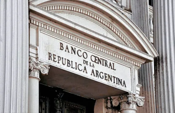 El Banco Central vendió USD 678 millones en una jornada récord para contener el dólar