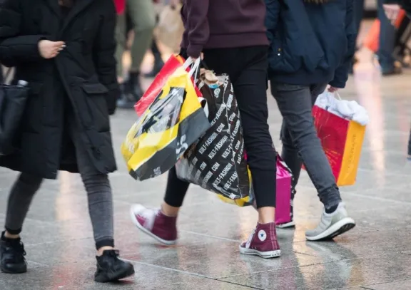 El consumo repunta en junio: creció 4 % interanual y el crédito impulsa bienes durables