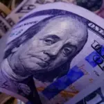 El dólar blue alcanzó los $1