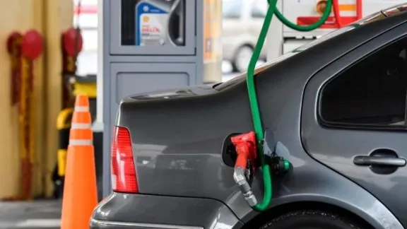 El Gobierno volvió a postergar el aumento del impuesto a los combustibles