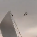 El impactante momento en que un temporal arrastró por el aire a un hombre en India