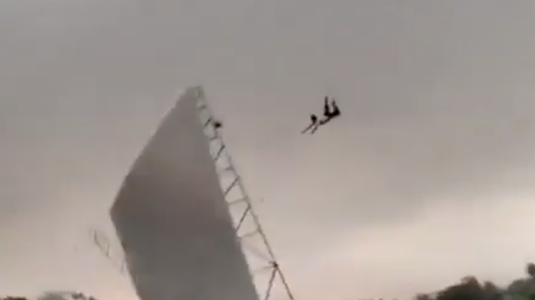El impactante momento en que un temporal arrastró por el aire a un hombre en India