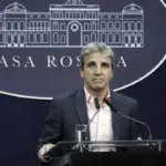El ministro Caputo rechazó las críticas sobre las bandas cambiarias