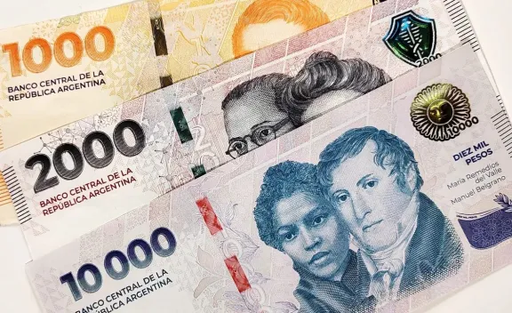El peso argentino se desploma pese al récord de exportaciones