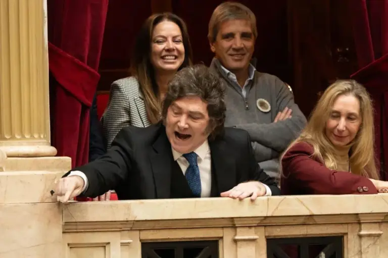 El riesgo país perforó los 500 puntos y Milei festeja