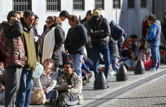 El sector privado perdió seis veces más empleos formales que el público