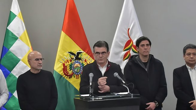 En medio de la crisis en Bolivia, el presidente anunció una "reorganización" de su Gabinete
