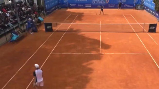 Explotó en la cancha: rompió su raqueta, insultó al árbitro y terminó descalificado