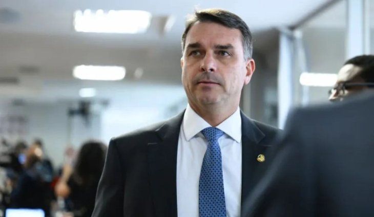 Flávio Bolsonaro despidió a su jefe de campaña a cinco meses de las elecciones tras el escándalo de pagos millonarios
