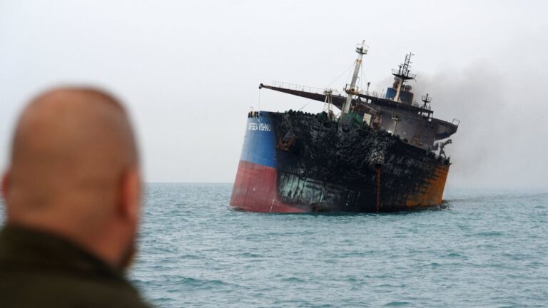 Irán asegura que dos misiles impactaron contra un buque de EEUU en el estrecho de Ormuz