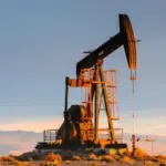 La AIE alerta sobre el declive acelerado de los yacimientos de petróleo y gas