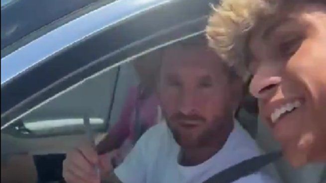La simpática reacción de Lionel Messi al firmar su figurita del Mundial 2026 que le dio un fanático