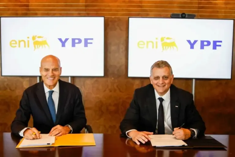 Milei celebró el acuerdo entre YPF y Eni para exportar GNL desde Vaca Muerta
