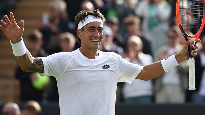Otra sorpresa argentina en Roland Garros: Francisco Comesaña venció a Luciano Darderi y avanzó a la tercera ronda