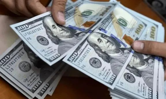Pese al swap con Estados Unidos, el dólar sigue firme y se acerca al techo de la banda
