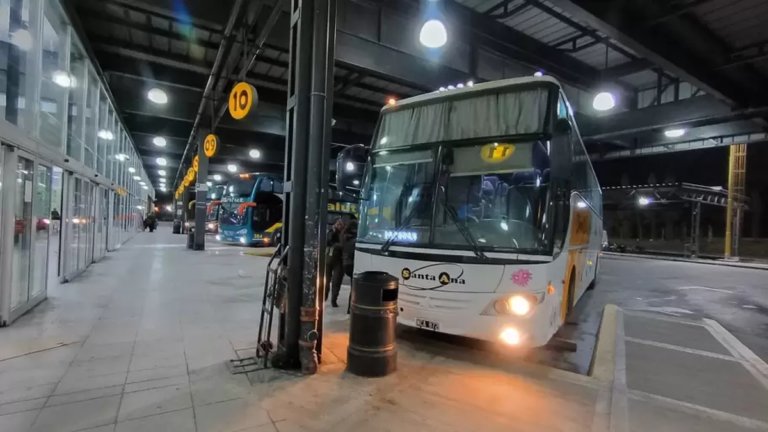 Se profundiza la crisis del transporte en las provincias: aumentos de boletos, suspensiones y salarios en cuotas