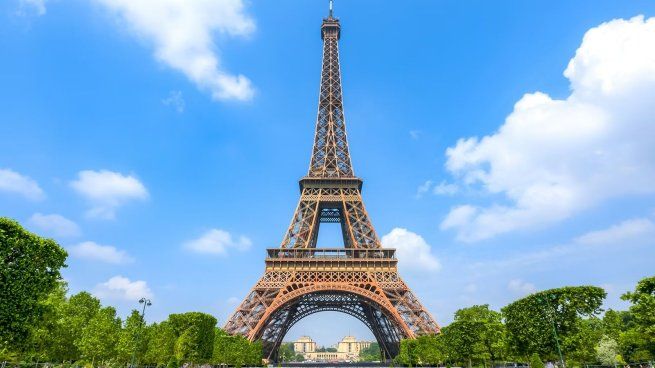 Subastan un tramo de la escalera de la Torre Eiffel por €450