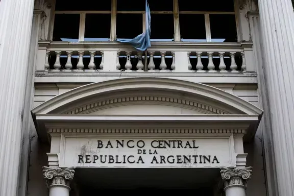 Tras el salto del dólar, el BCRA flexibiliza la ventanilla de liquidez para los bancos