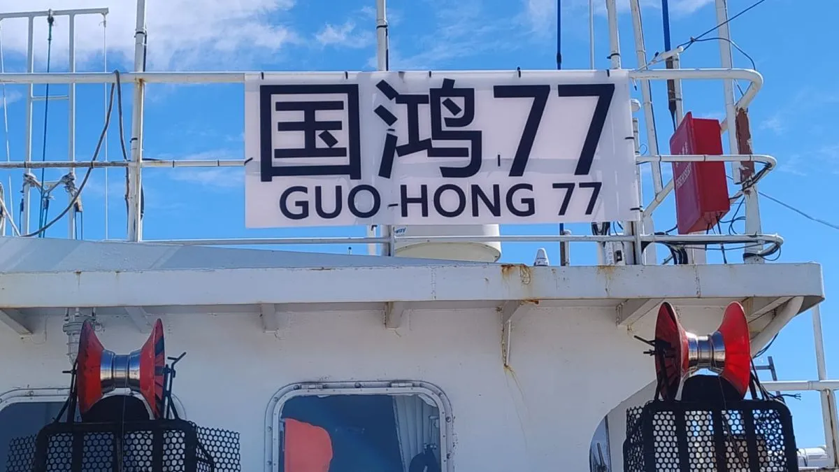 Un barco potero descarga 850 toneladas de calamar destinado a exportación