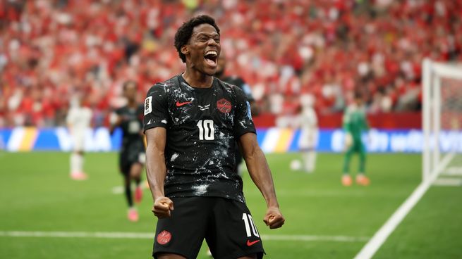 Canadá aplastó a Qatar con un 6-0, sumó su primer triunfo mundialista y quedó a un paso de los 16avos