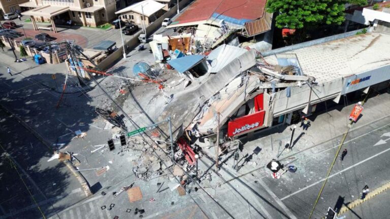 Catástrofe en Asia: fuerte terremoto en Filipinas de magnitud 7,8 deja al menos 32 muertos
