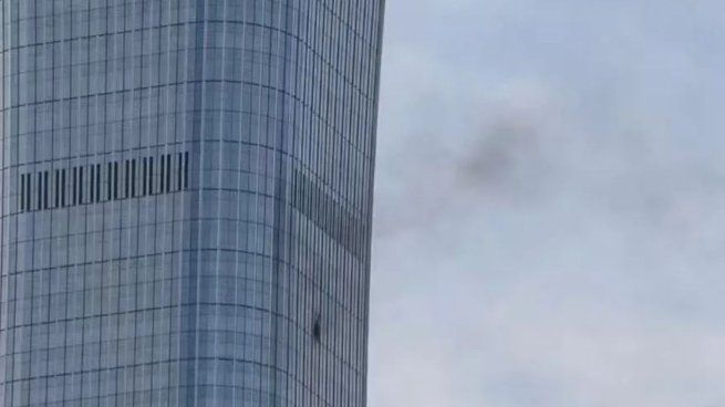 China: una avioneta se estrelló contra el rascacielos más alto de Pekín y la ciudad recupera la normalidad en horas