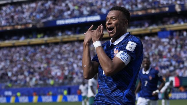 Con dos goles de Kylian Mbappé, Francia le ganó 3 a 1 a Senegal en su debut mundialista