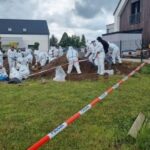 Conmoción en Polonia: hallaron 34 fetos enterrados en el jardín de una casa y detuvieron a una médica