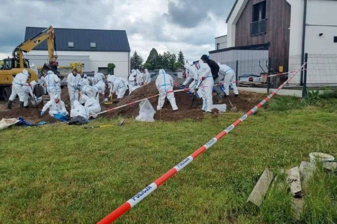 Conmoción en Polonia: hallaron 34 fetos enterrados en el jardín de una casa y detuvieron a una médica