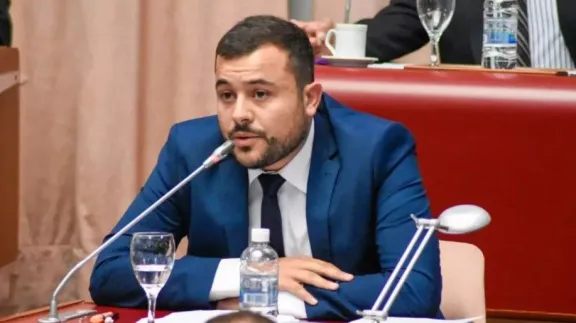 El diputado Fernández tilda de "egocéntrica" la postura de Comodoro