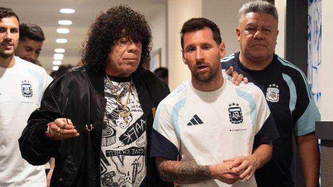 El encuentro de "La Mona" Jiménez y Lionel Messi: el show privado a la Selección Argentina y los elogios del delantero