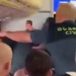 Escándalo en España: subió borracho a un avión, atacó a un policía y recibió una golpiza