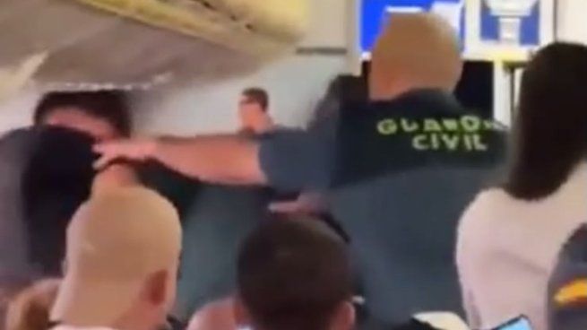 Escándalo en España: subió borracho a un avión, atacó a un policía y recibió una golpiza