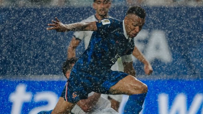 Francia goleó a Irak, se clasificó y Kylian Mbappé brilló con un doblete