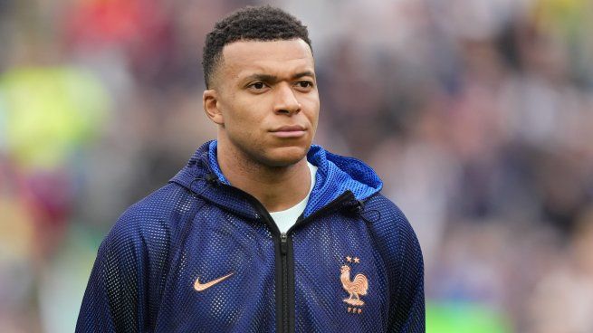 Kylian Mbappé quedó en el centro de las críticas en Francia tras dejar la concentración de su Selección