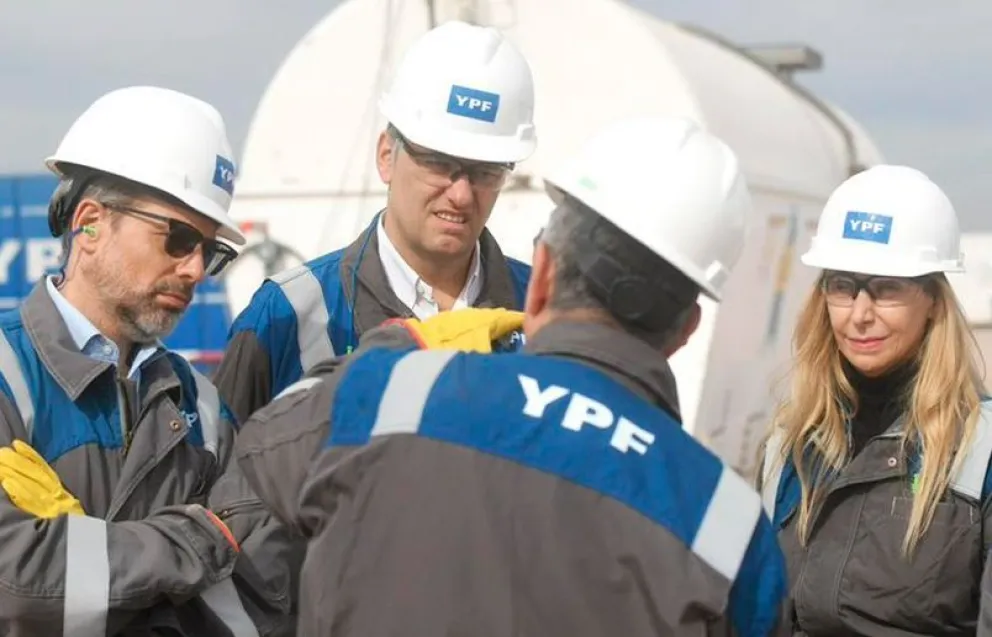 La oposición exige que Adorni renuncie al directorio de YPF tras su salida de la Jefatura de Gabinete