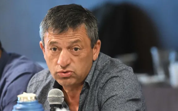 Milton Reyes respaldó la transferencia de tierras de YPF y garantizó la titularidad directa para los clubes comodorenses