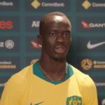 Mundial 2026: la historia de Awer Mabil, de jugar descalzo en un campo de refugiados a ser la figura de Australia
