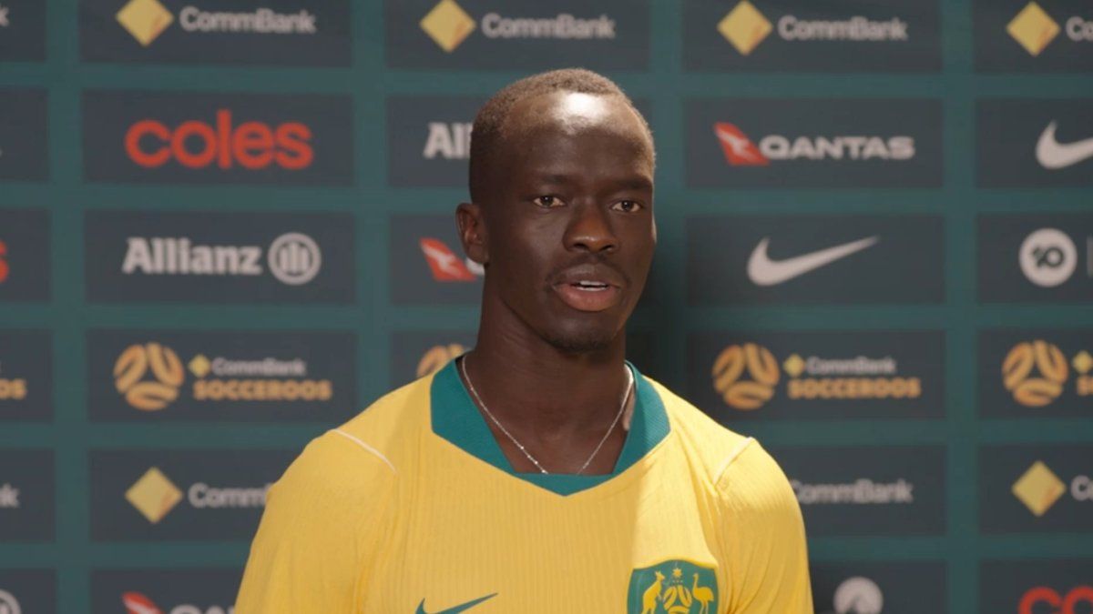 Mundial 2026: la historia de Awer Mabil, de jugar descalzo en un campo de refugiados a ser la figura de Australia