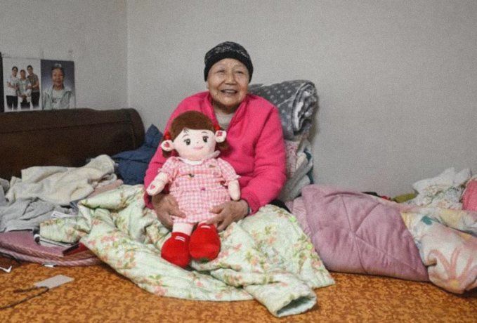 Muñecas programadas con IA funcionan como asistentes para cuidar adultos mayores en Corea del Sur