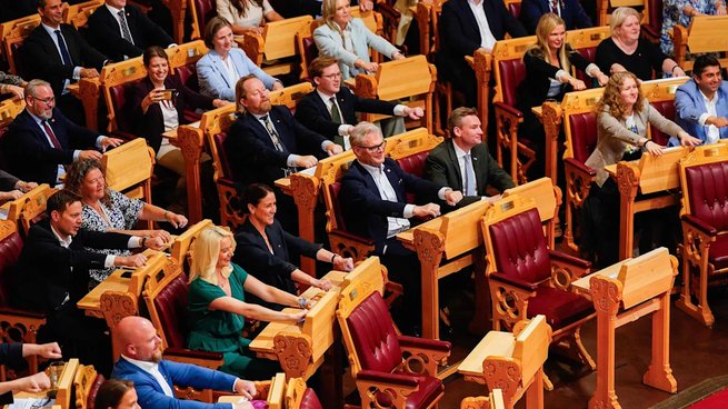 Noruega: legisladores realizaron una "remada vikinga" para apoyar a la selección tras el gran debut en el Mundial 2026