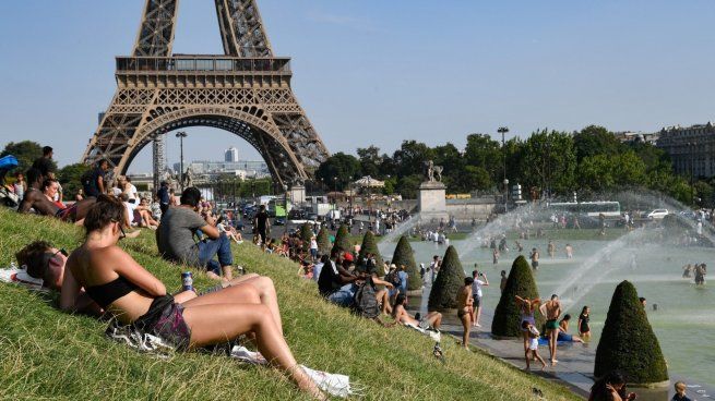 Una ola de calor golpea a Europa: Francia limita el alcohol y España cierra una fan zone