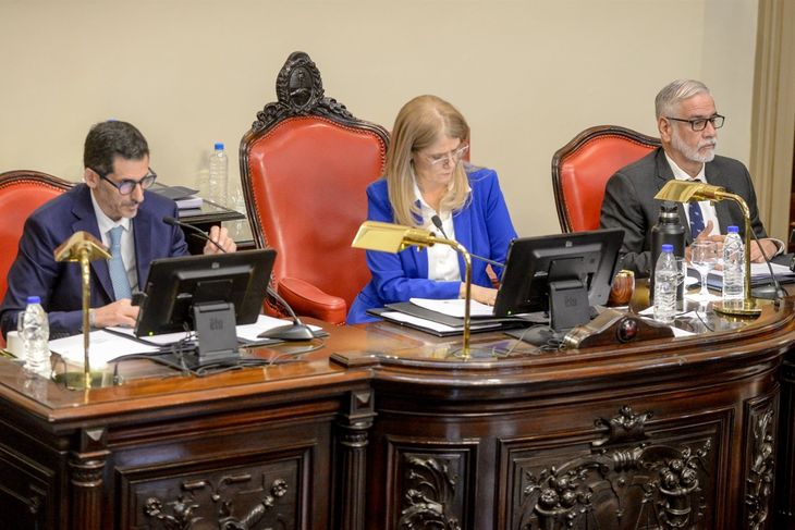 Axel Kicillof reunió a su tropa: pidió "no caer en provocaciones" y dijo que la única disputa "es con Javier Milei"