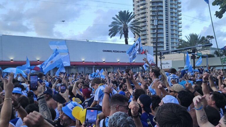 Banderazo en Miami: miles de hinchas argentinos coparon las calles en la previa del duelo con Cabo Verde
