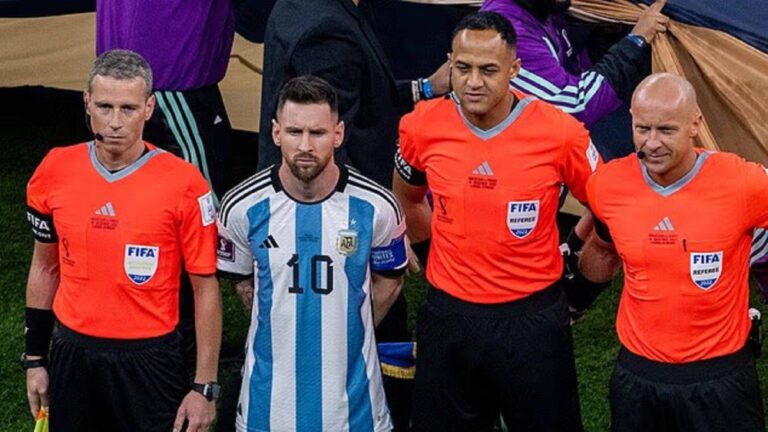 El Daily Mail calentó la designación del árbitro para Argentina-Inglaterra: "Messi obtiene a su árbitro favorito"