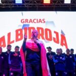 El emotivo recibimiento a Gustavo Alfaro en Asunción y un discurso que encendió la ilusión paraguaya