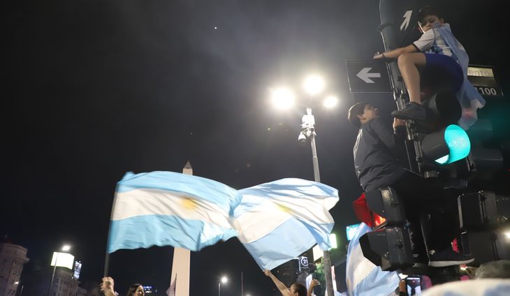 El Obelisco se pinta de celeste y blanco para celebrar un nuevo pase a la final del Mundial 2026