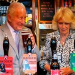 El rey Carlos III apeló al humor y brindó con cerveza tras la derrota de Inglaterra: "Es un buen día para ahogar penas"